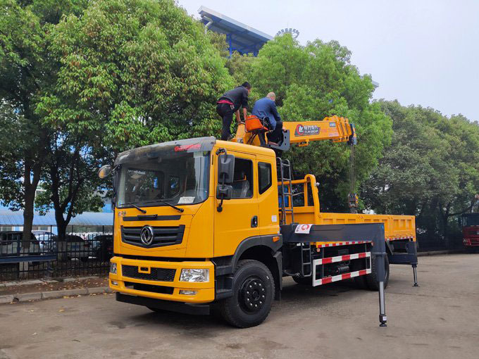 程力吊機(jī)8噸東風(fēng)T702隨車吊
