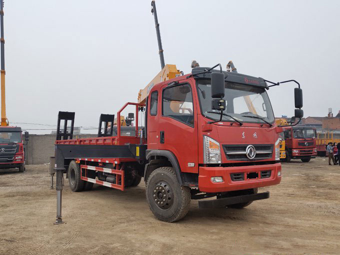 程力吊機(jī)6.3噸東風(fēng)御虎D912隨車(chē)吊帶爬梯