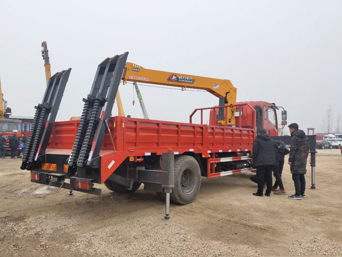 程力吊機(jī)6.3噸東風(fēng)御虎D912隨車(chē)吊帶爬梯圖片展示3