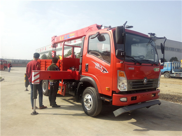 藍(lán)牌長(zhǎng)興5噸重汽王牌隨車吊圖片展示2