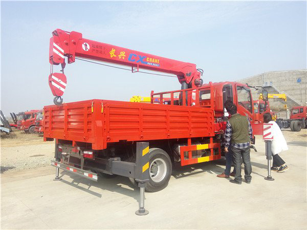藍(lán)牌長(zhǎng)興5噸重汽王牌隨車吊圖片展示3