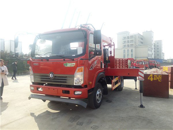 藍(lán)牌長(zhǎng)興5噸重汽王牌隨車吊
