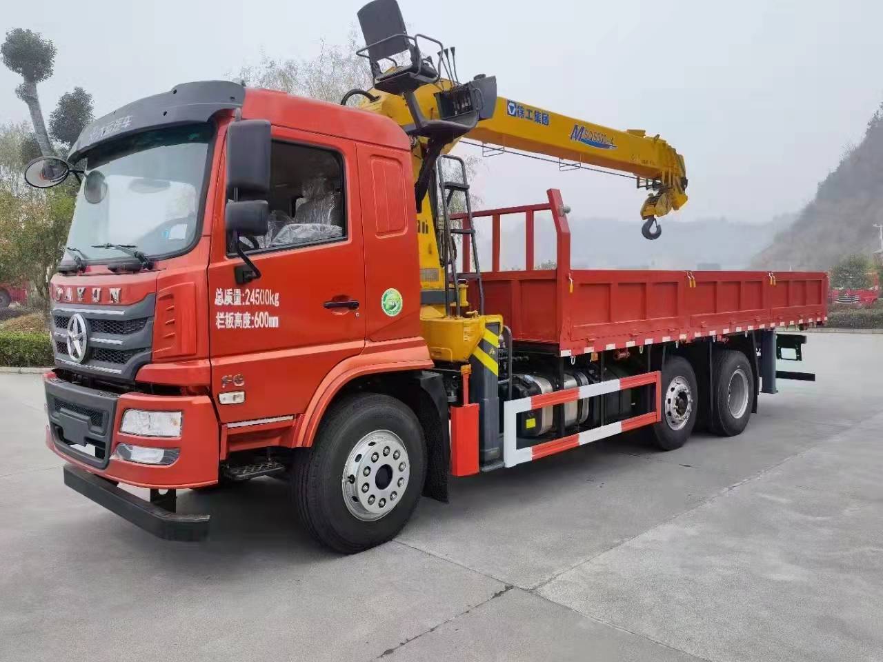 大運(yùn)隨車(chē)吊徐工8噸吊機(jī) 現(xiàn)車(chē)降價(jià)2萬(wàn)元